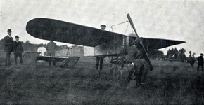 98412 Afbeelding van de Blériot-Monoplane waarmee de Belgische luchtvaartpionier Jan Olieslaegers een vliegdemonstratie ...